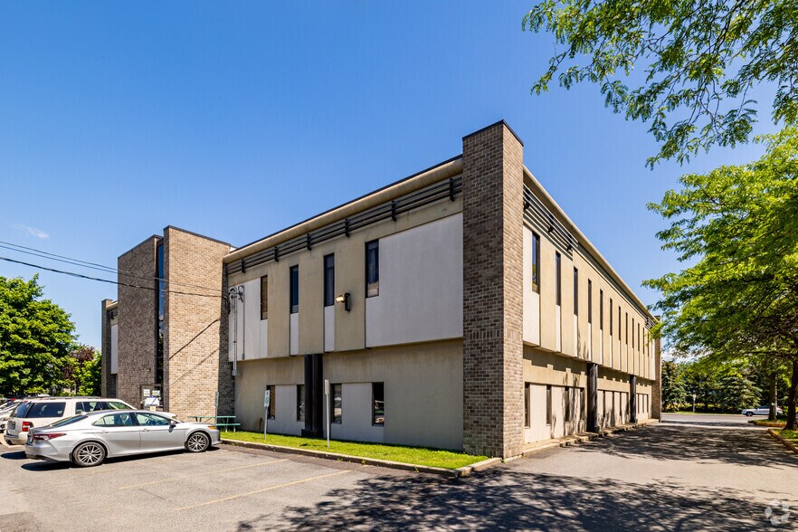 More Photos Of 160 Boul De Montarville, Boucherville Office For Lease