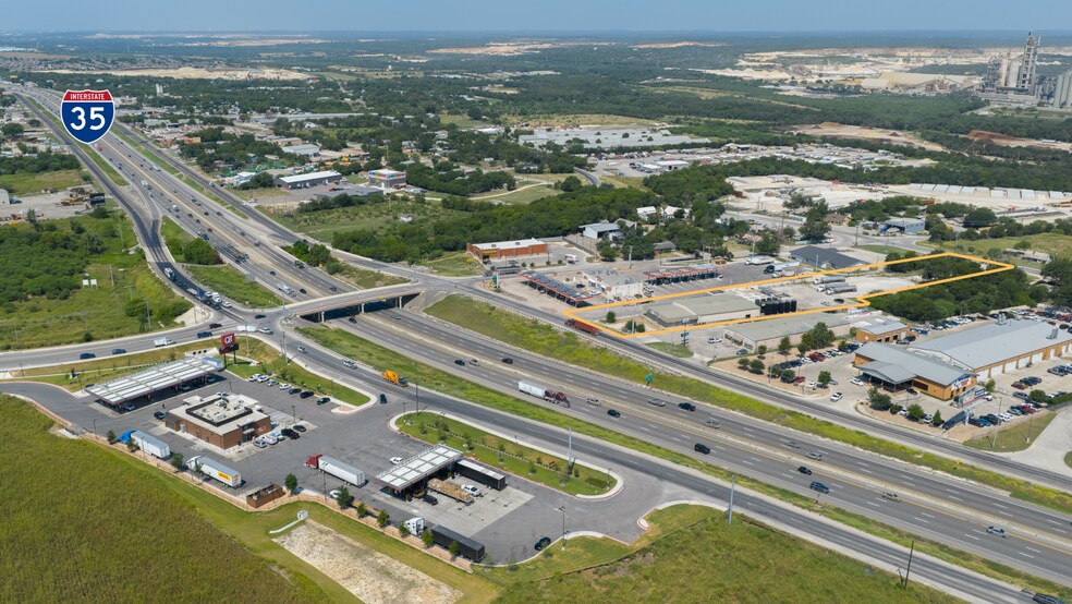 More Photos Of 4320 S Interstate 35, New Braunfels Showroom For Lease