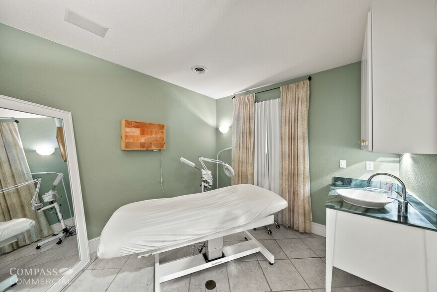 More Photos Of 125 NW Wall St, Bend Health Club For Lease