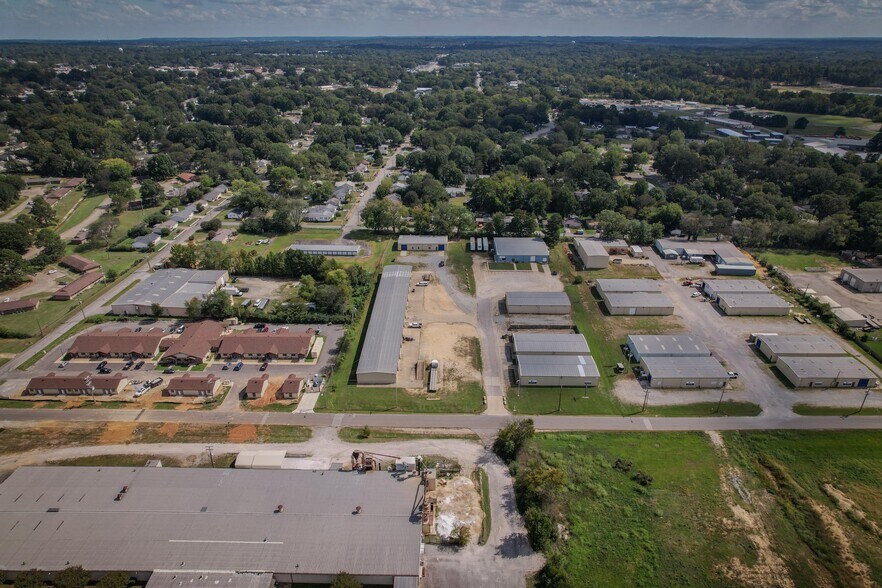 More Photos Of 62 Industrial Park Cir, Benton Light Distribution For Lease