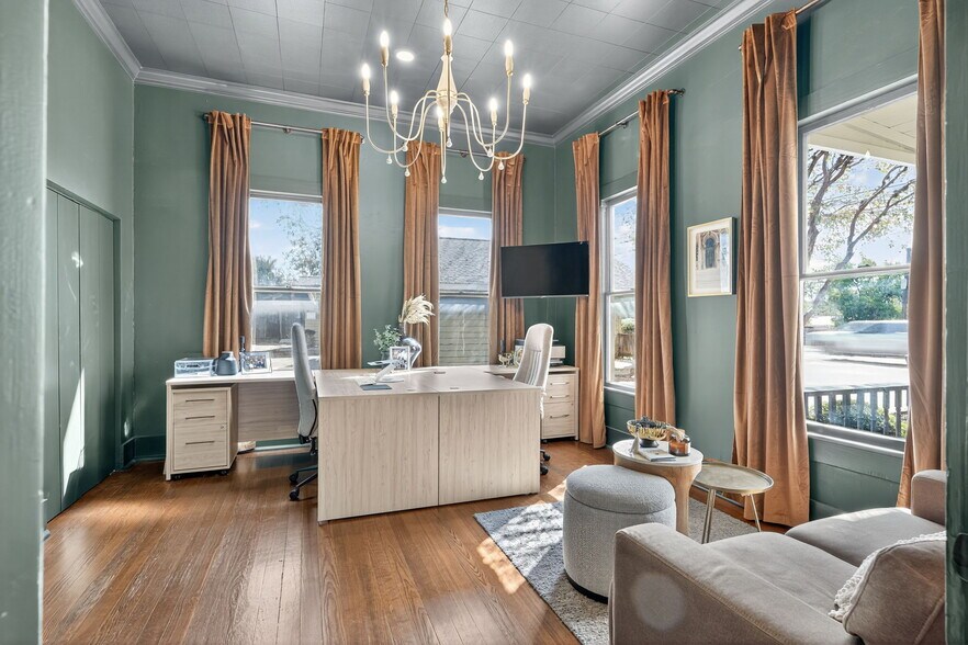 More Photos Of 930 E Blanco Rd, Boerne Showroom For Lease