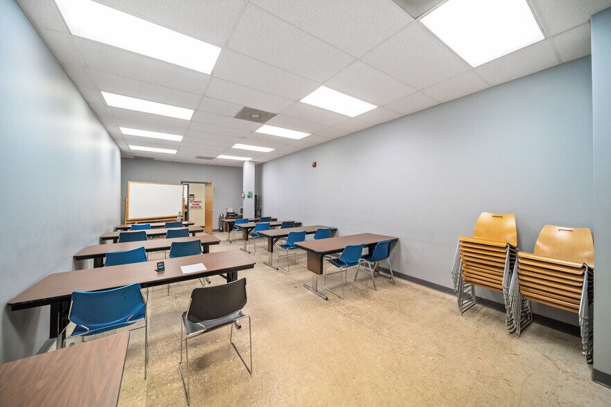 More Photos Of 1110 S Oakley Blvd, Chicago Office For Sale