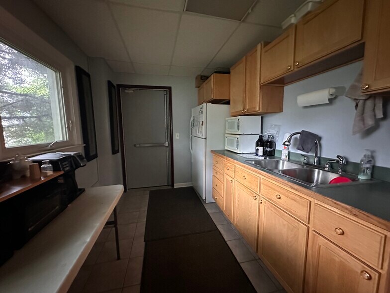 More Photos Of 420-440 Carey St, Deerfield Manufacturing For Sale