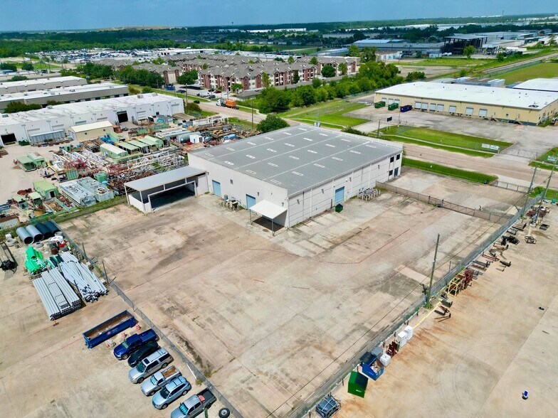 More Photos Of 18155 Chisholm Trl, Houston Warehouse For Lease