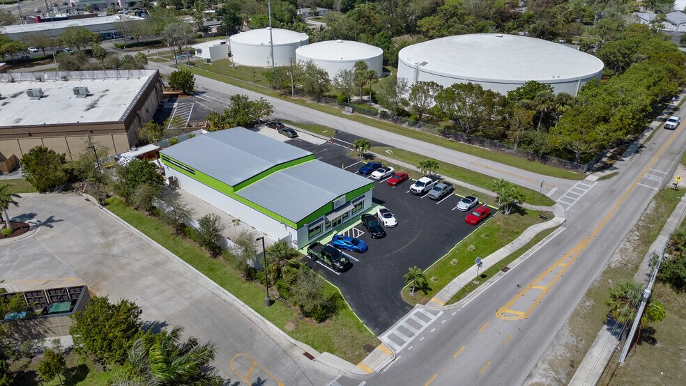 More Photos Of 2360 Shadowlawn Dr, Naples Freestanding For Sale