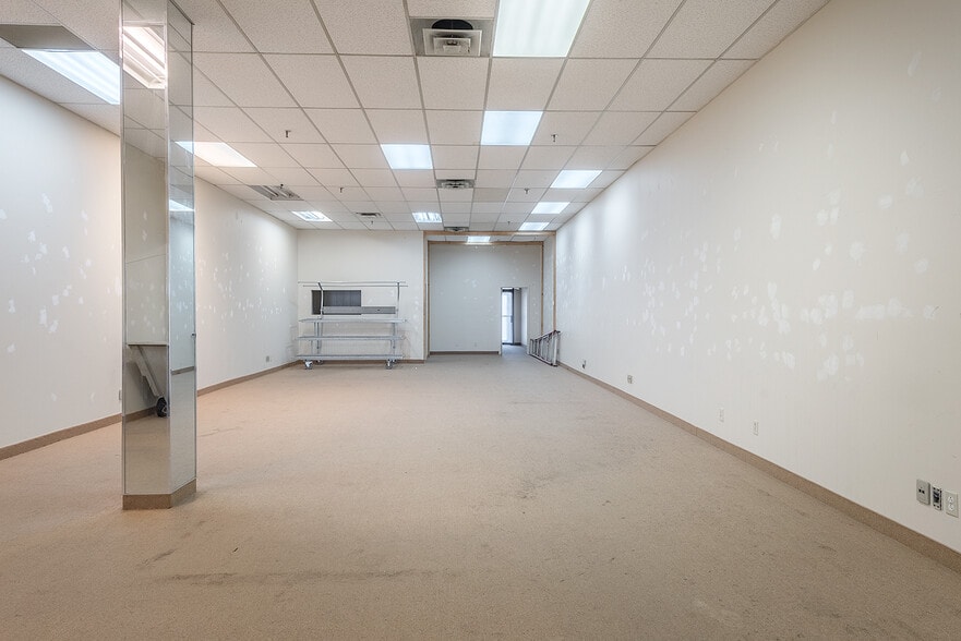 More Photos Of 740 Boul de la Côte-Vertu, Montréal Freestanding For Lease