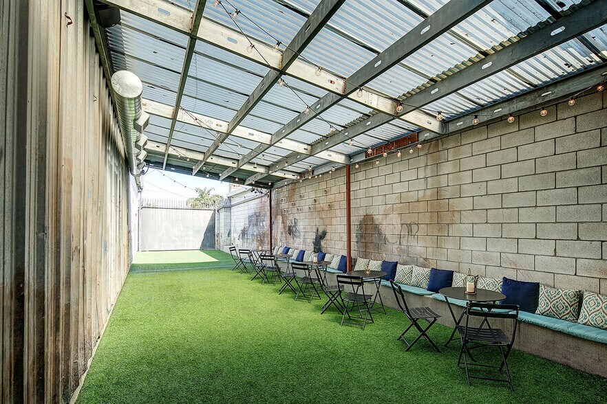 More Photos Of 3921 W Jefferson Blvd, Los Angeles Flex For Lease