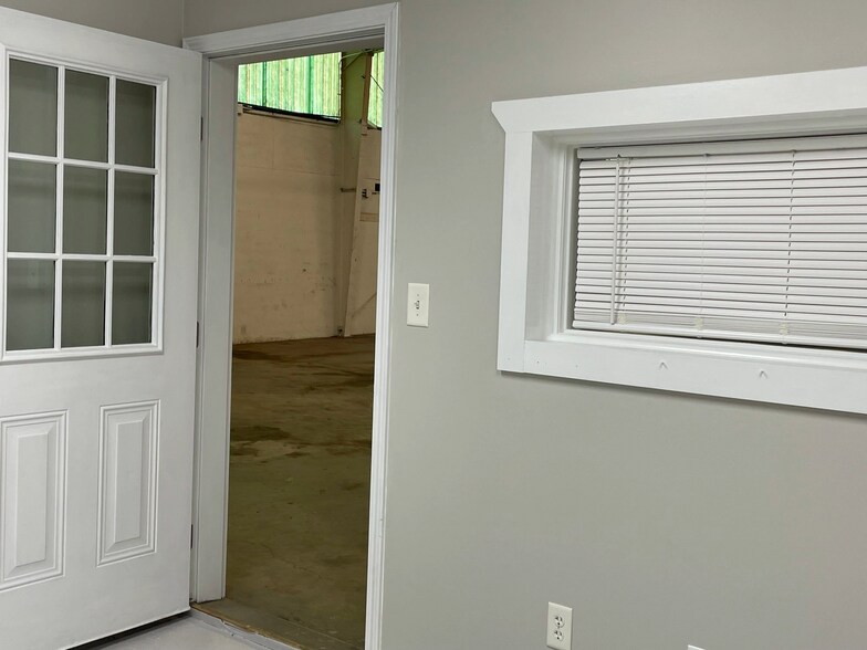 More Photos Of 910 Hall Ave, Elkhart Warehouse For Lease