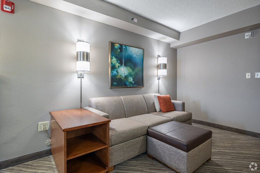 More Photos Of 4610 W Walnut St, Rogers Hotel For Sale