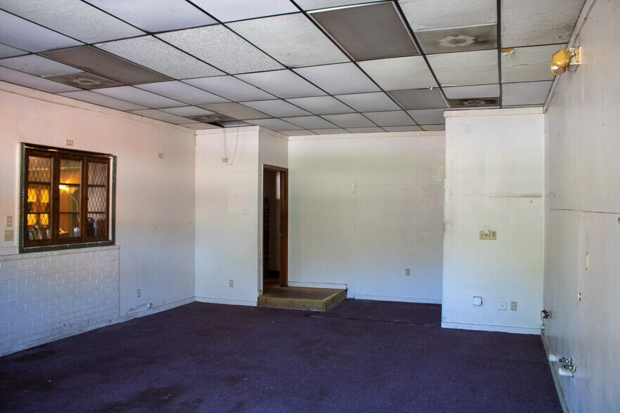 More Photos Of 600 Zanesville St, Beverly General Retail For Sale