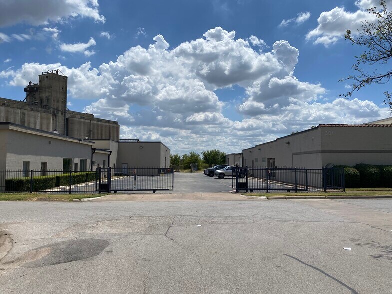 More Photos Of 301 W Arlington Ave, Fort Worth Flex For Lease