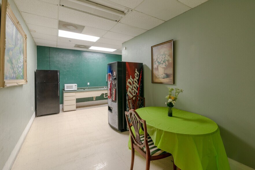 More Photos Of 2101 E Ben White Blvd, Austin Shelter For Sale