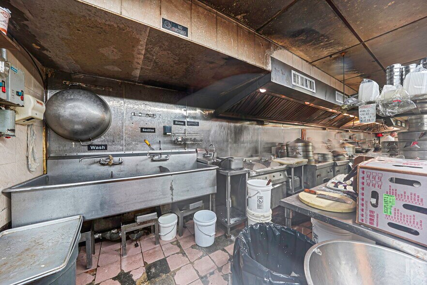 More Photos Of 280 Grand St, New York Storefront Retail Office For Lease