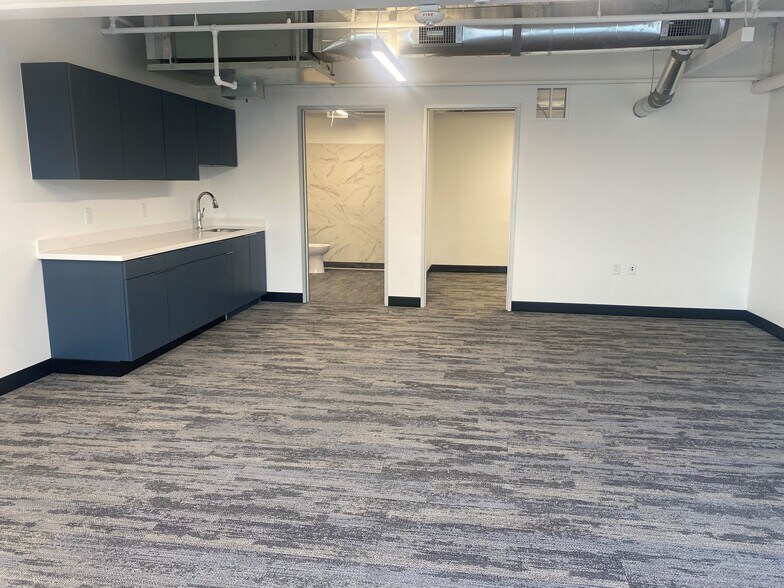 More Photos Of 7557 Greenville Ave, Dallas Self Storage For Lease