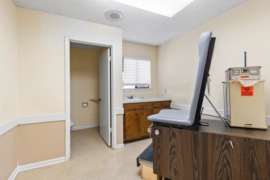 More Photos Of 260 Interstate 45 S, Huntsville Office For Lease
