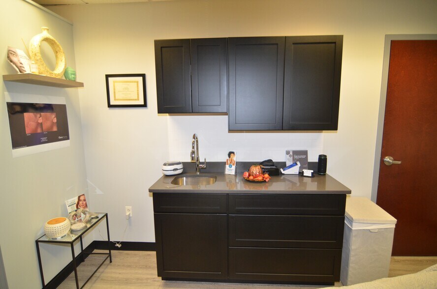 More Photos Of 611-624 Courtyard Dr, Hillsborough Medical For Sale