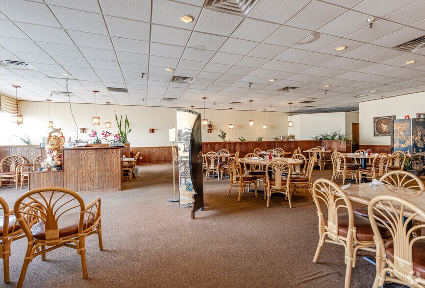 More Photos Of 1605 1st St S, Willmar Storefront For Lease