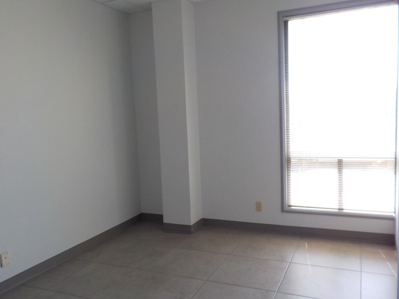 More Photos Of 3700 N 10th St, McAllen Office For Lease