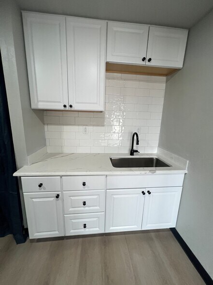 More Photos Of 1702 Santa Fe Dr, Weatherford Flex For Lease
