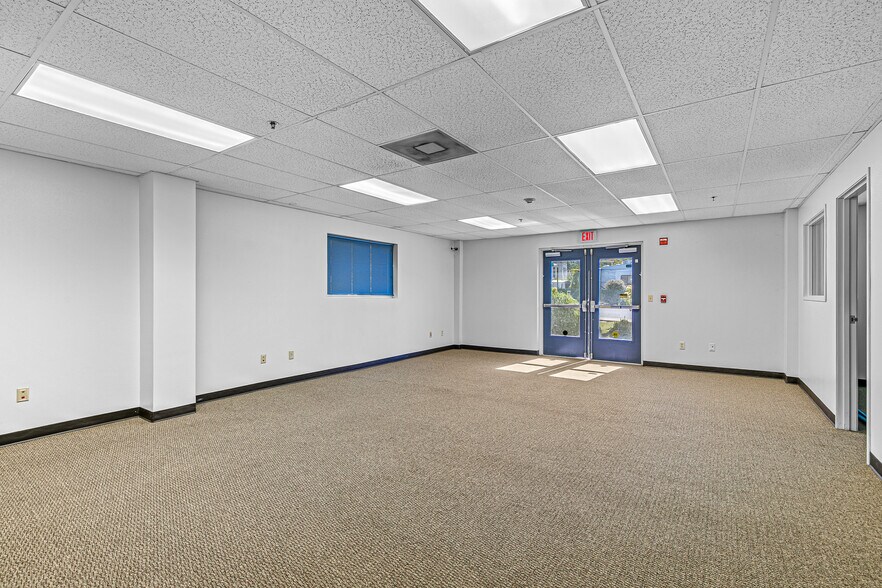 More Photos Of 1990 NW Washington Blvd, Grants Pass Warehouse For Sale