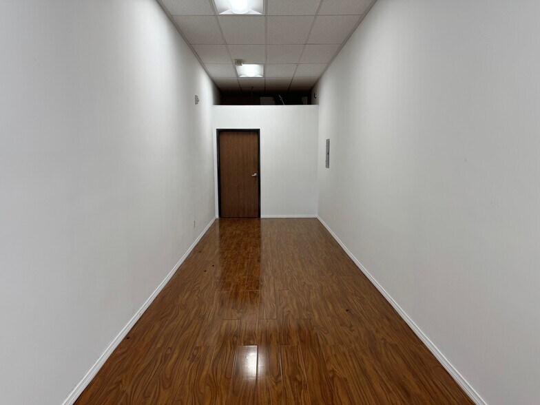 More Photos Of 18301-18307 Sherman Way, Reseda Office For Lease