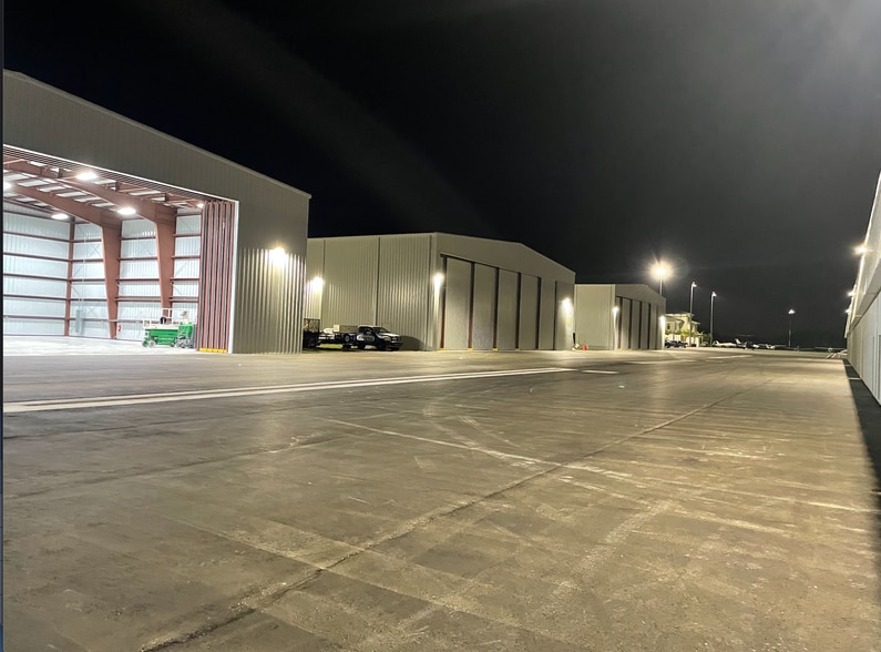 More Photos Of 2006 Mainsail, Naples Airplane Hangar For Lease