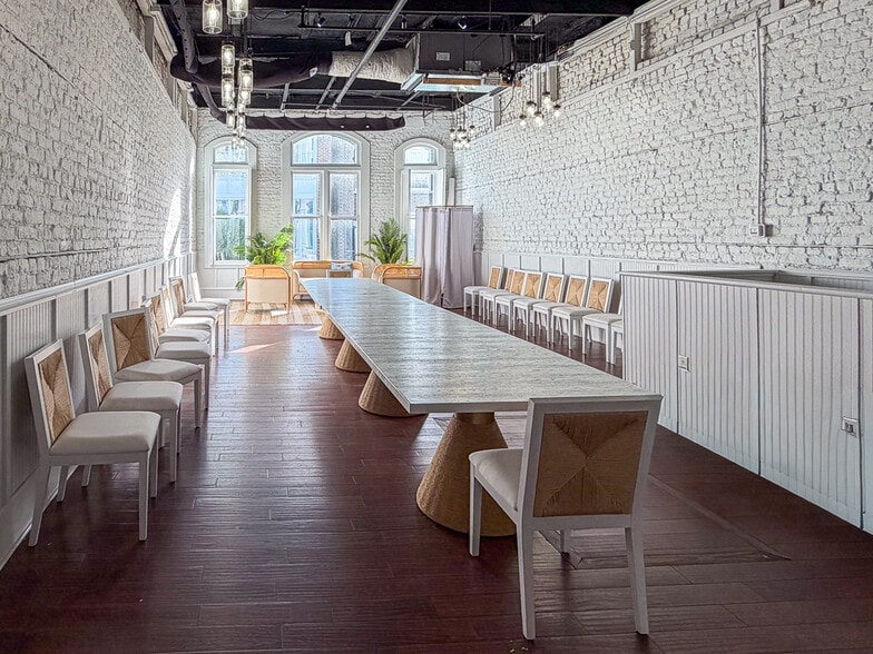 More Photos Of 345 King St, Charleston Storefront Retail Office For Lease