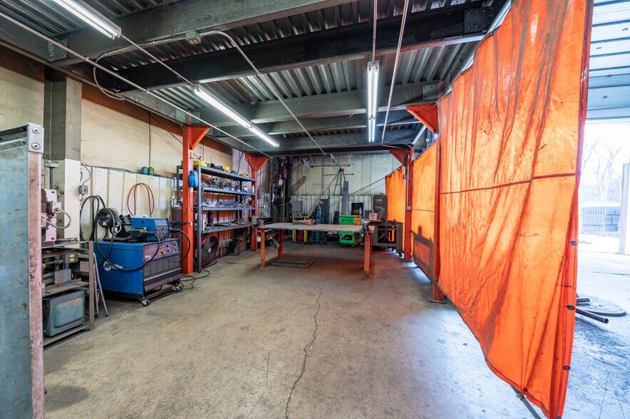 More Photos Of 714 Braddock View Dr, Mount Braddock Warehouse For Lease