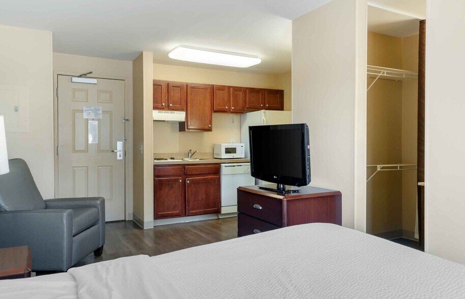 More Photos Of 2100 Featherstone Rd, Auburn Hills Hotel For Sale