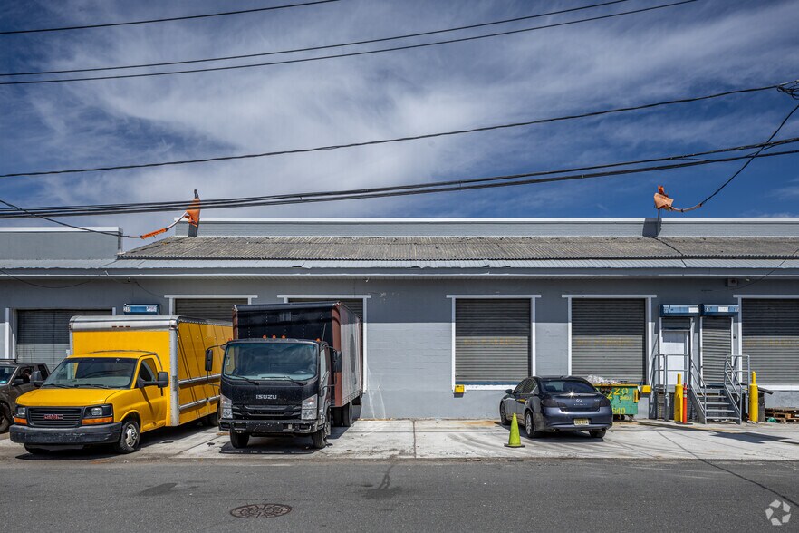 More Photos Of 202-220 Vanderpool St, Newark Warehouse For Lease