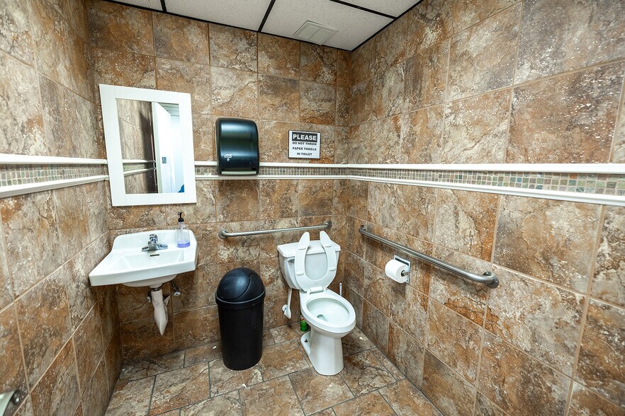 More Photos Of 11209 W Kellogg, Wichita Auto Dealership For Sale