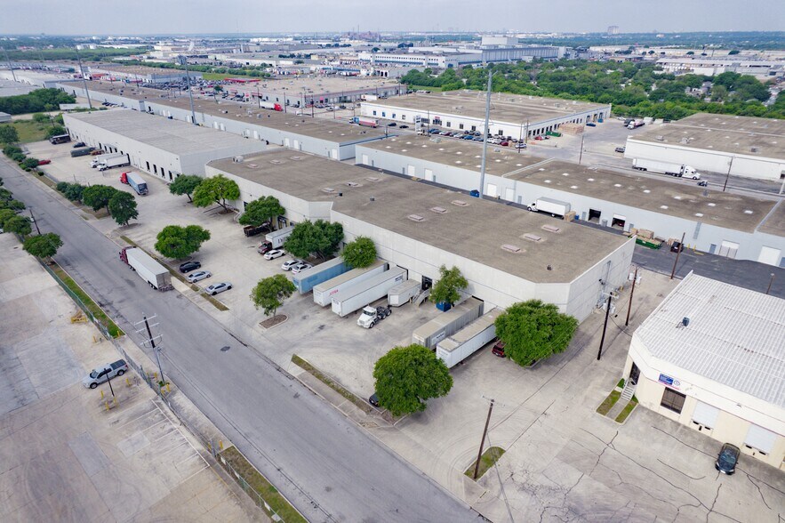 More Photos Of 5813 Distribution, San Antonio Warehouse For Lease