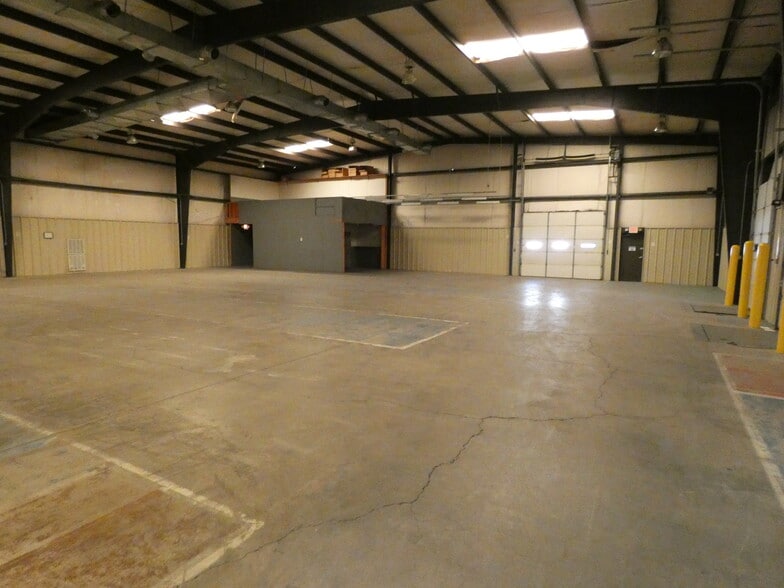 More Photos Of 1920 Flintstone Dr, Statesville Warehouse For Lease