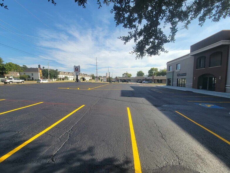 More Photos Of 6670 S Lewis Ave, Tulsa Office For Sale