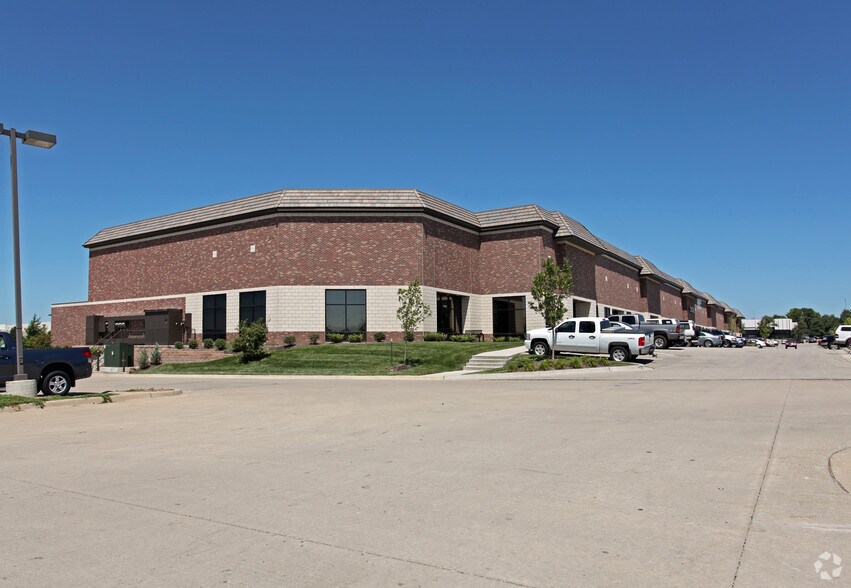 More Photos Of 10000-10098 Lackman Rd, Lenexa Flex For Lease
