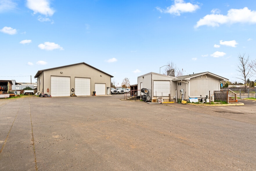 More Photos Of 3894 Roosevelt Blvd, Eugene Industrial For Sale