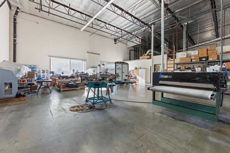 More Photos Of 661 Cochran St, Simi Valley Manufacturing For Sale
