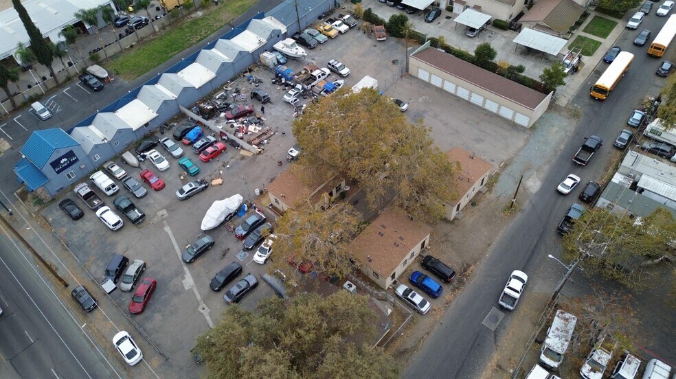 Primary Photo Of 900 S Cherokee Ln, Lodi Service Station For Sale