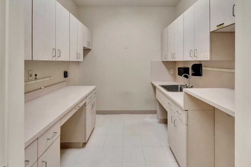 More Photos Of 8410 FM 236, Victoria Medical For Sale