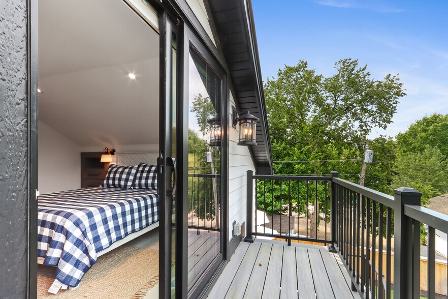 More Photos Of W4724 S Lakeshore Dr, Fontana-on-Geneva Lake Storefront For Sale