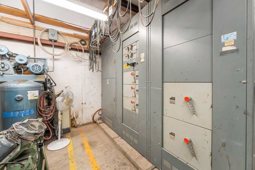 More Photos Of 480 Pat Ave, Overton Industrial For Sale