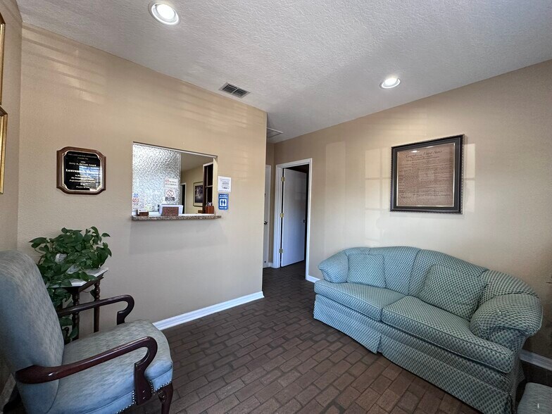 More Photos Of 2000 E Edgewood Dr, Lakeland Office For Lease