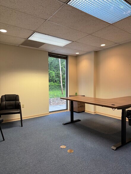 More Photos Of 3902-3904 Franklin Rd, Roanoke Office For Lease