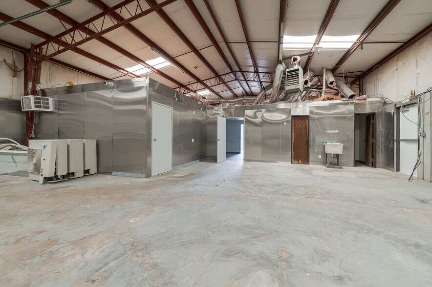 More Photos Of 3600 Valley Park Dr, El Reno Light Distribution For Lease