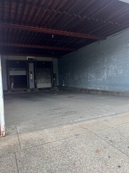 More Photos Of 740 8th Ave, Huntington Warehouse For Lease