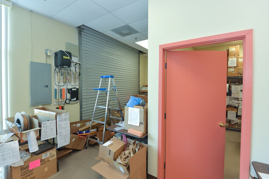 More Photos Of 7751 Kingspointe Pky, Orlando Light Distribution For Lease