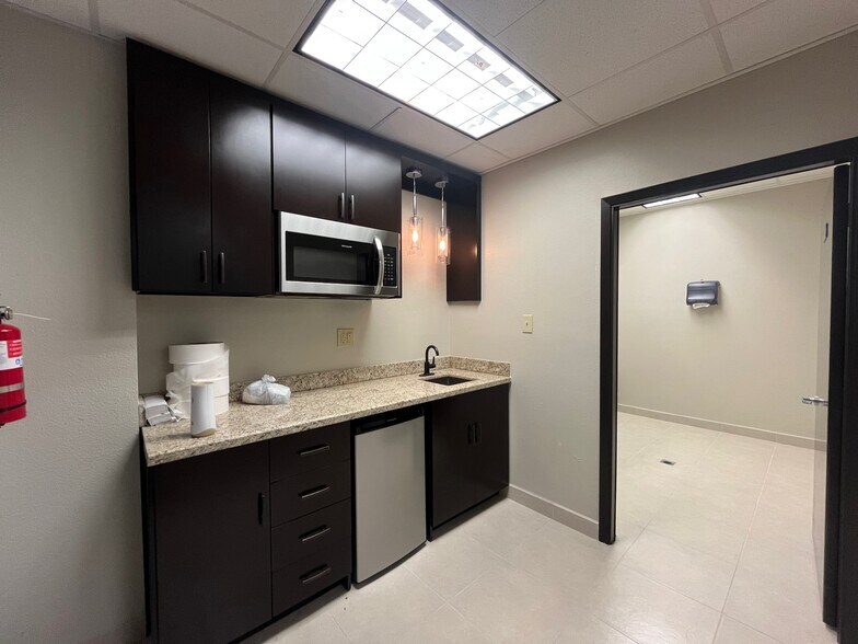 More Photos Of 8917 Molly, Laredo Office For Sale