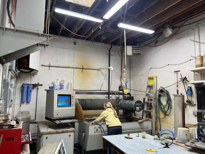 More Photos Of 333 NE Lincoln St, Hillsboro Light Manufacturing For Sale