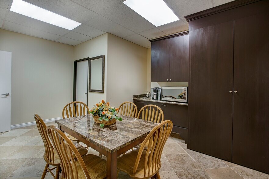 More Photos Of 4455 W Sunset Rd, Las Vegas Manufacturing For Lease