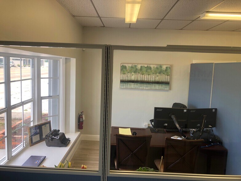 More Photos Of 1315 N Dixie Hwy, Lake Worth Office Residential For Sale